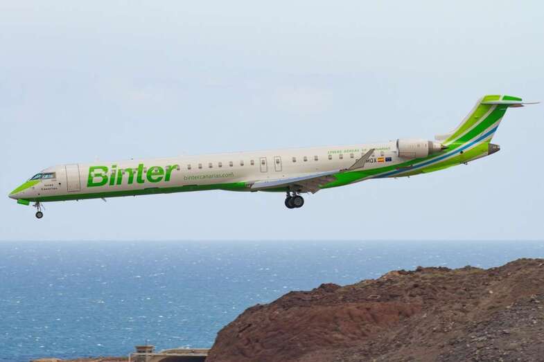 El nuevo CRJ1000 de Binter, segundos antes de tocar tierra en Gando (Foto Antonio Rodríguez)