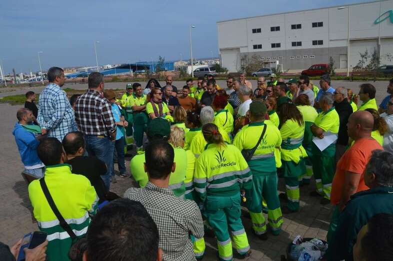 Personal de FCC en una asamblea pública (Foto TA)