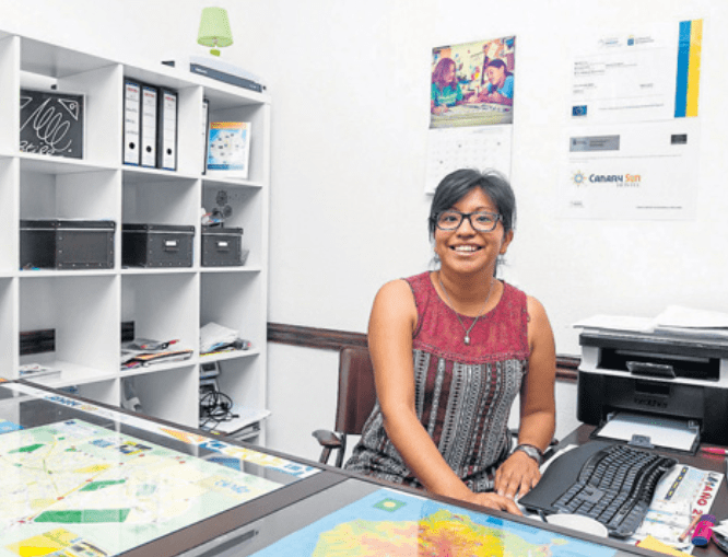 Rita, en la recepcioÌn. En temporada alta contratoÌ a una persona, pero ahora es ella la que lleva el albergue (Foto Canarias7 / Borja Suárez)