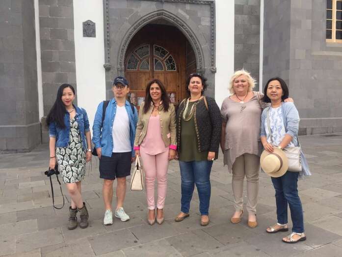 Los periodistas chinos y su traductora, junto a la alcaldesa Carmen Hernández, la concejala Celeste López y Mari Carmen Ramos, una de las promotoras de la ruta (Foto TA)