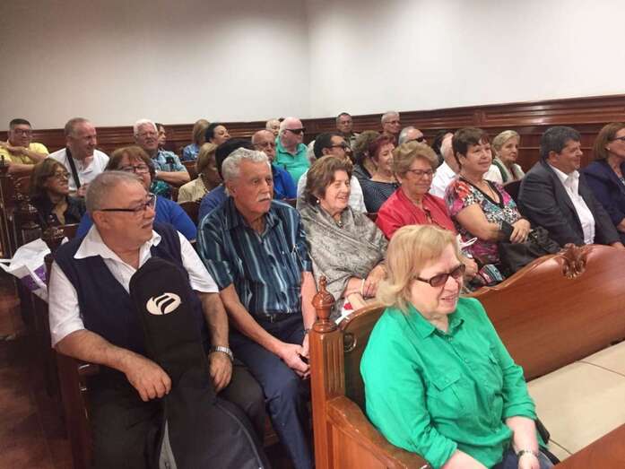 Imagen del grupo de jubilados de la ONCE en el Salón de Plenos (Foto TA)