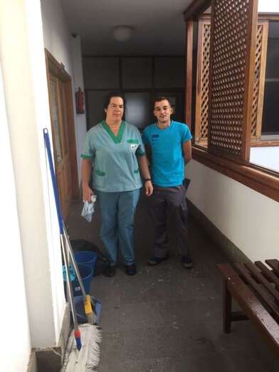 Un alumno junto a una trabajadora de Limpieza (Foto TA)