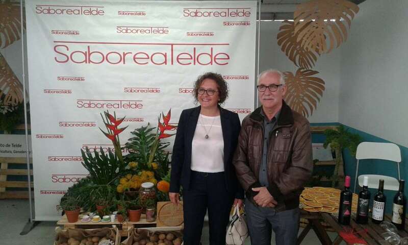 La concejala Marta Hernández en el puesto de Telde con el consejero insular Miguel Hidalgo (Foto TA)