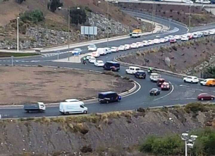 Colas debido a la protesta de taxistas (Foto TA)