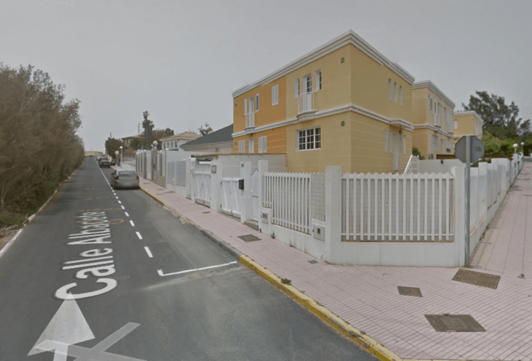 Imagen del acceso a la urbanización de Ojos de Garza (Foto TA)