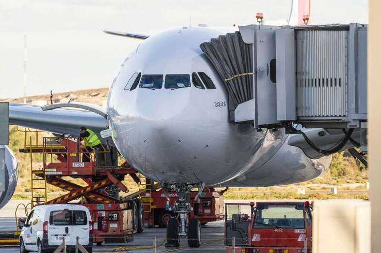 Imagen de un A330-200 de Iberia repostando en el Aeropuerto de Gran Canaria (Foto Antonio Rodríguez)