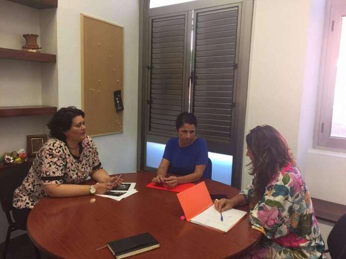 La concejala de Desarrollo Local, Celeste López (i) con la dinamizadora de la ZCA de Los Llanos (Foto TA)