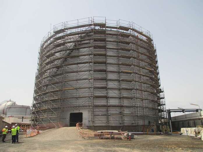 Imagen del tanque nÂº 9 de la planta de Disa en Salinetas (Foto TA)