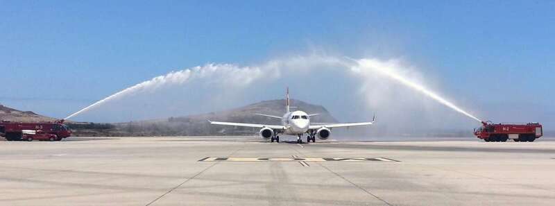 Arco de agua al avión de TAP procedente de Lisboa, el pasado sábado en el Aeropuerto de Gran Canaria (Foto TA)