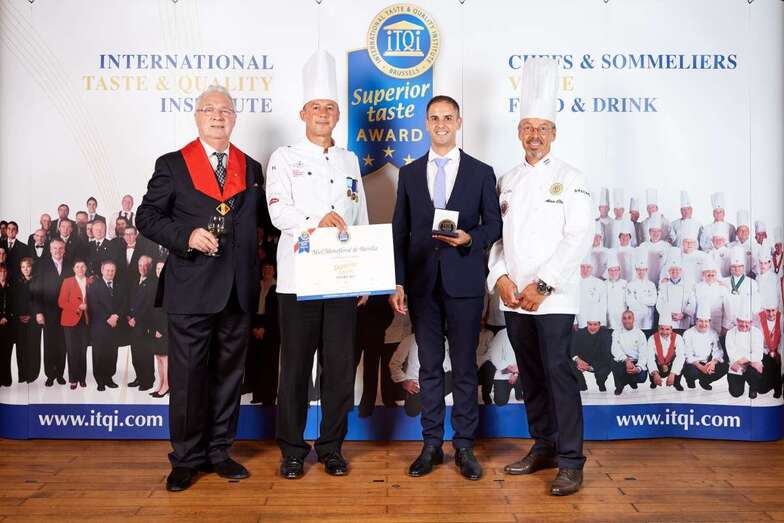 Iván Santana, con  la Medalla y el Diploma de la Estrella al Sabor Superior (Foto TA)