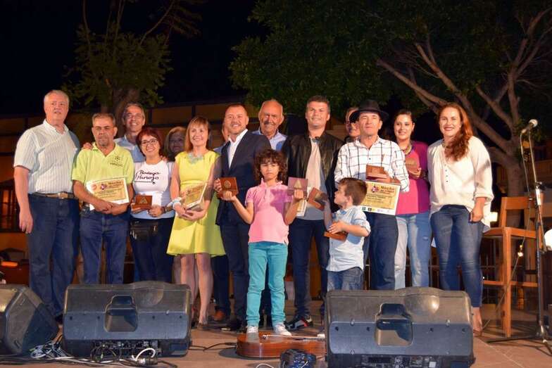 Los premiados en Gáldar. Isaac Florido, viticultor de Telde, el segundo por la izquierda (Foto TA)