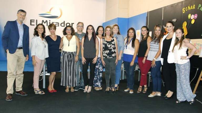 Foto de familia de empresarios, empleados y formadores (Foto Francisco Socorro-C7)