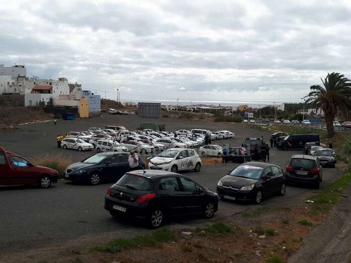 Los taxistas concentrados en La Barranquera antes de partir en caravana hacia la capital (Foto TA)