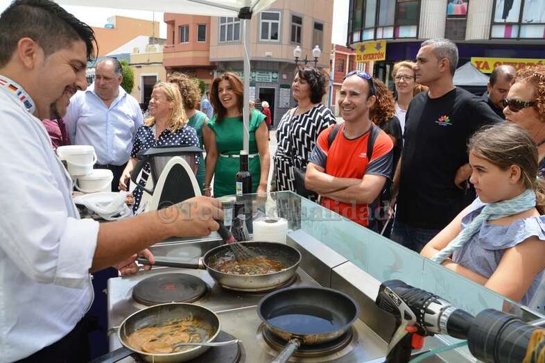 El cocinero Fabián Maldonado preparando en vivo un plato con productos canarios (Foto TA)