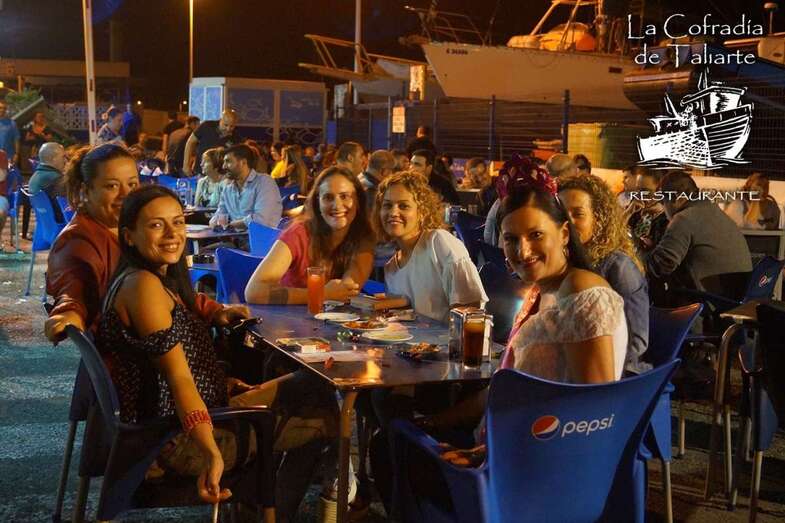 Excelente ambiente anoche en el primer Jueves Gastronómico de este verano en La Cofradía de Taliarte (Foto TA)