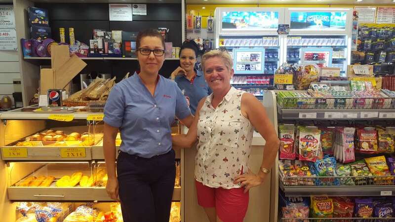 La clienta que recibió el premio de 1.000 euros en carburantes (Foto TA)