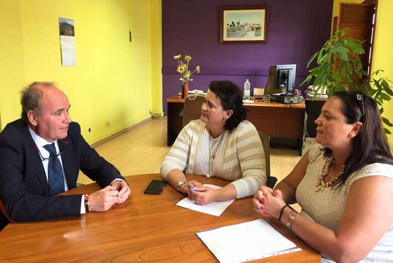 La concejala Celeste López (c) y el responsable del Grupo ICOT (i), durante la firma del convenio (Foto TA)