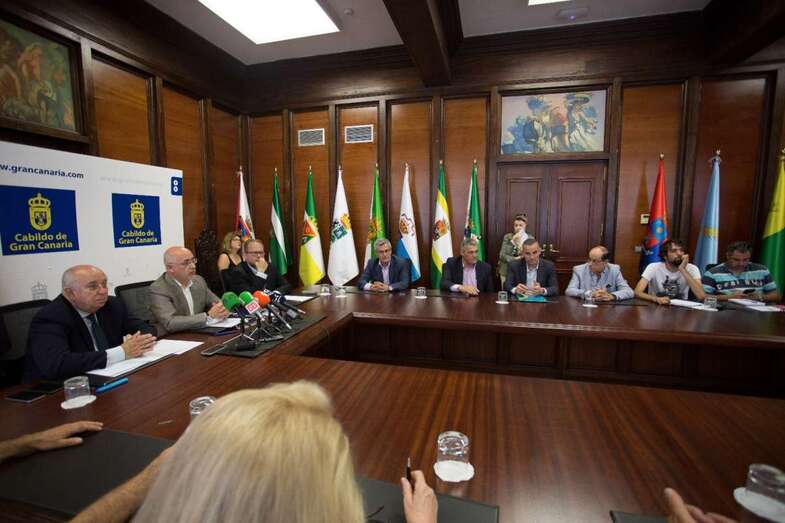 Imagen de la firma del convenio este lunes en la sede del Cabildo (Foto TA)