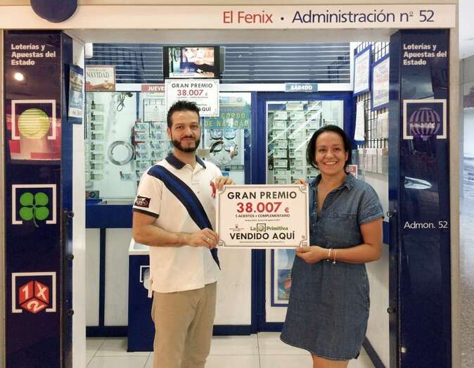 Moisés Moreno y Guayarmina Barreto posan orgullosos con el cartel que acredita el premio (Foto TA)