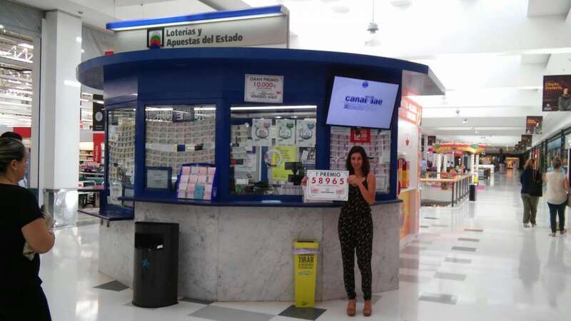 Archivo. Puesto de la Administración de Loterías que regenta Alicia López en el CC Atlántico (Foto TA)