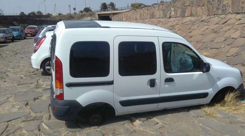 Sobre dos ruedas, así dejaron los ladrones al vehículo de uno de los trabajadores (Foto TA)