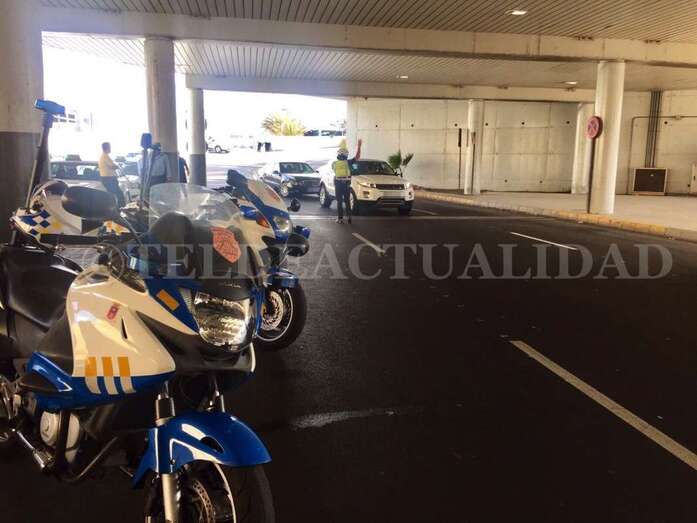 Varios agentes de la Policía Local se desplegaron esta tarde en el área de recogida de viajeros del Aeropuerto (Foto TA)