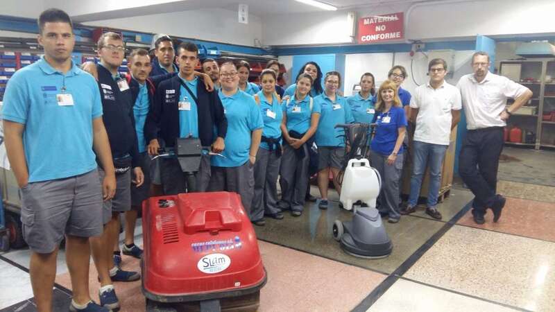 Los alumnos del PFAE Limes, probando maquinaria de limpieza (Foto TA)