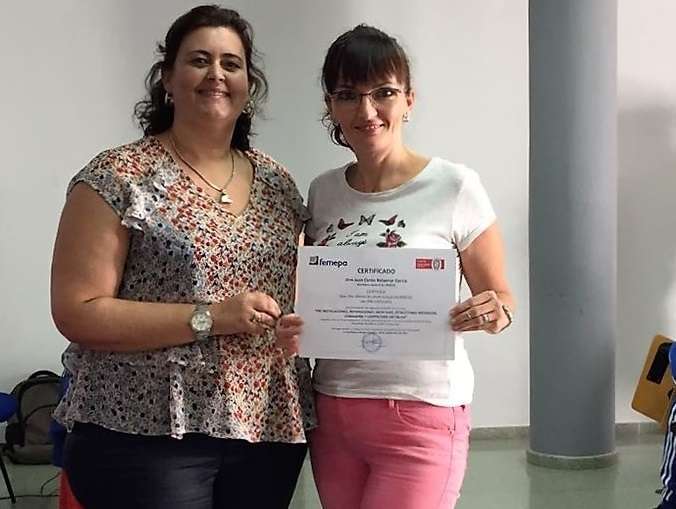 La concejala de Desarrollo Local, Celeste López, entrega el diploma a una alumna (foto TA)