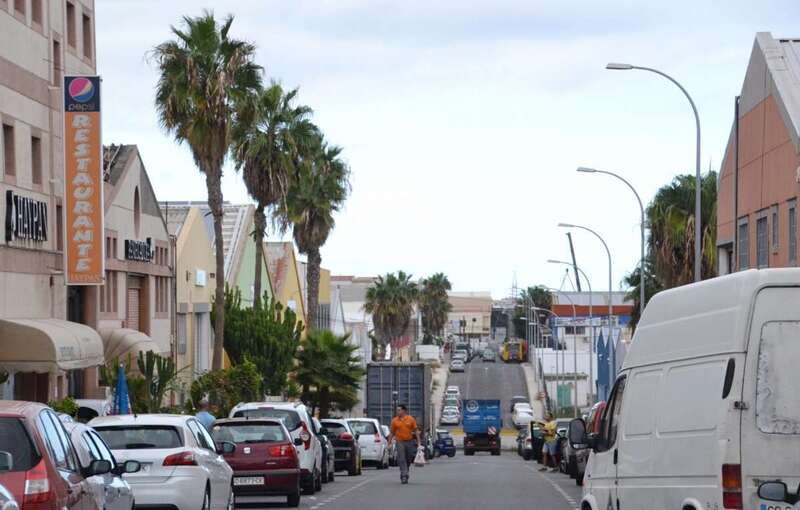 La calle Beneficiado José Estupiñán, una de las principales vías de este polígono industrial, se verá afectada (Foto TA)