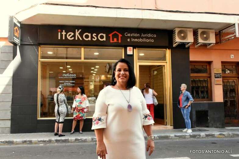 La abogada Teresa López, delante de su nuevo negocio en Telde (Foto TA)