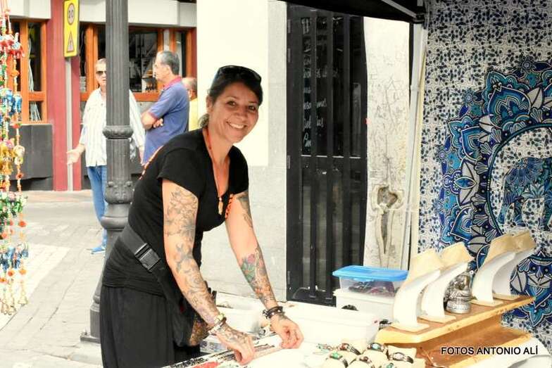 Una joven artesana en uno de los puestos (Foto Antonio Alí)