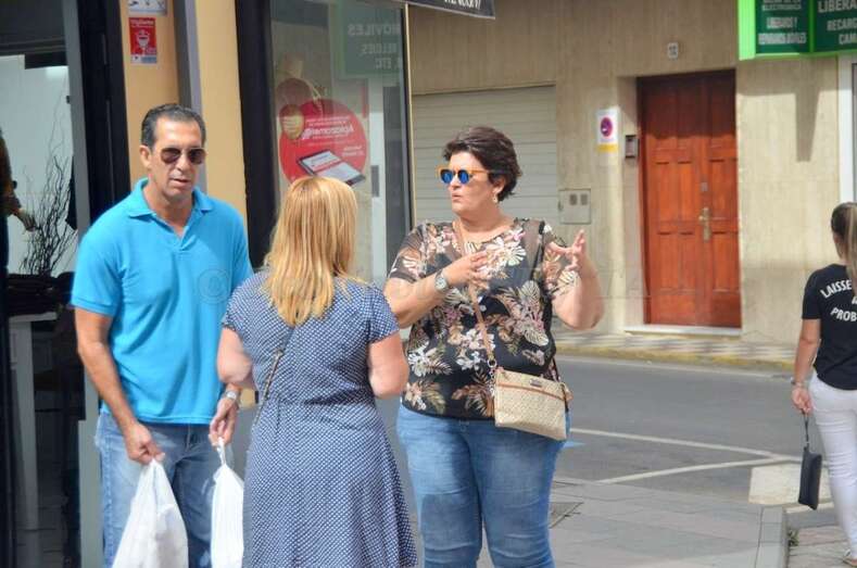 La concejala de Desarrollo Local, Celeste López, con la presidenta de los comerciantes, Mónica Muñoz, de espalda (Foto Francisco Javier Santana)
