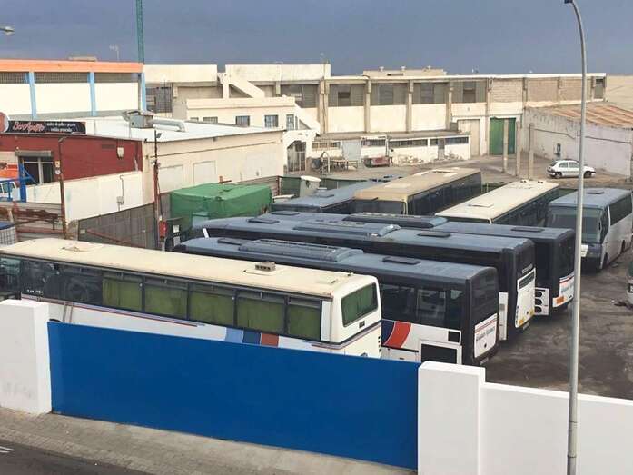 Las dos guaguas quedaron inmovilizadas en las cocheras de la empresa, apenas a unos metros del control policial (Foto TA)