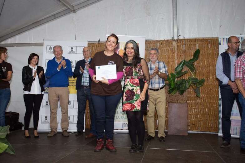 Carmen Rosa Florido, de Telde, recoge el premio a la Mejor Miel Oscura (Foto TA)