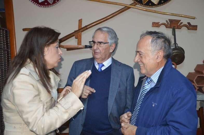 La alcaldesa Carmen Hernández con los máximos dirigentes empresariales de El Goro (Foto TA)