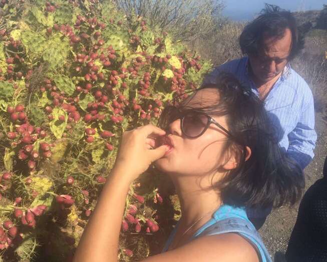 Una de las responsables de Viajes Océano, degustando un tuno en Telde (Foto TA)