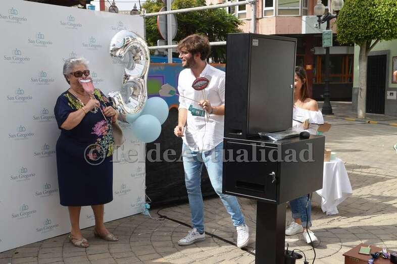 Una mujer posa con su mejor sonrisa ante el fotomatón (Foto TA)