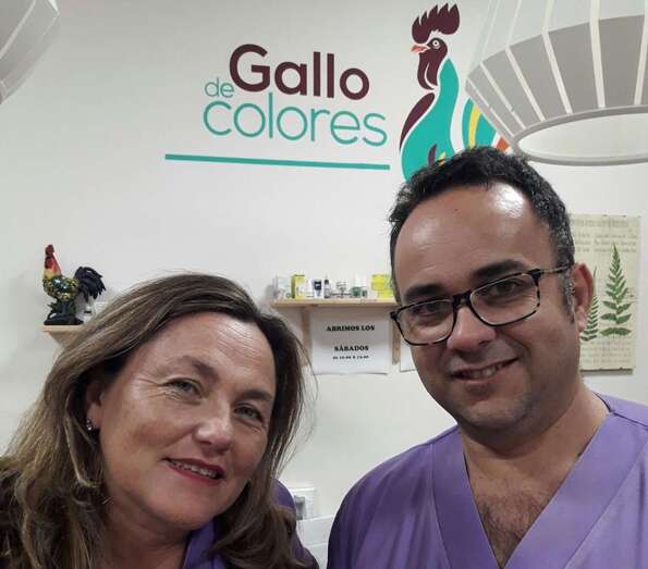 Begoña Ruiz, titular del negocio, y el nuevo apiterapeuta (Foto TA)