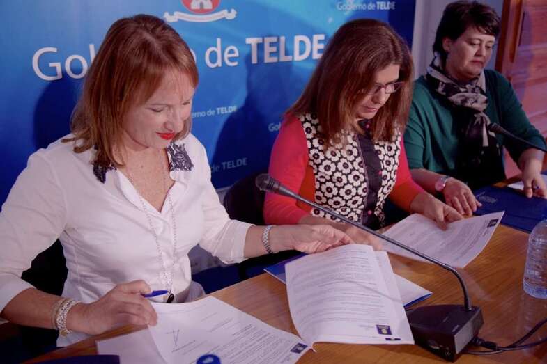 La consejera insular de Turismo, la alcaldesa y la concejala de Turismo, hace unos minutos en la firma del convenio (Foto TA)