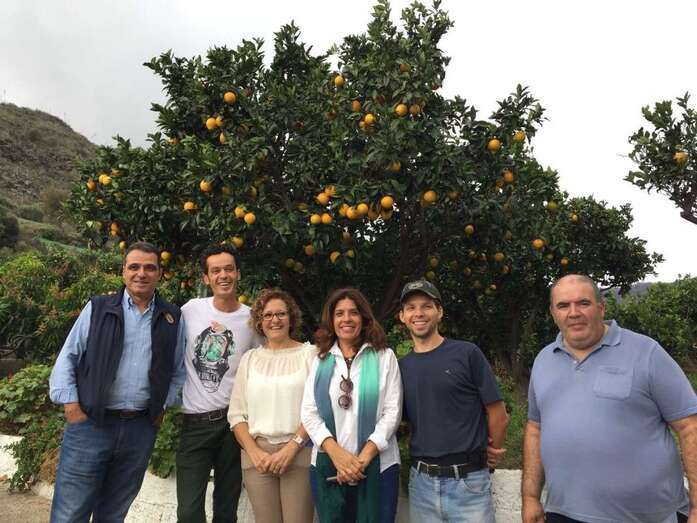 La alcaldesa y la concejala de Agricultura giraron este viernes visita a la explotación agrícola (Foto TA)
