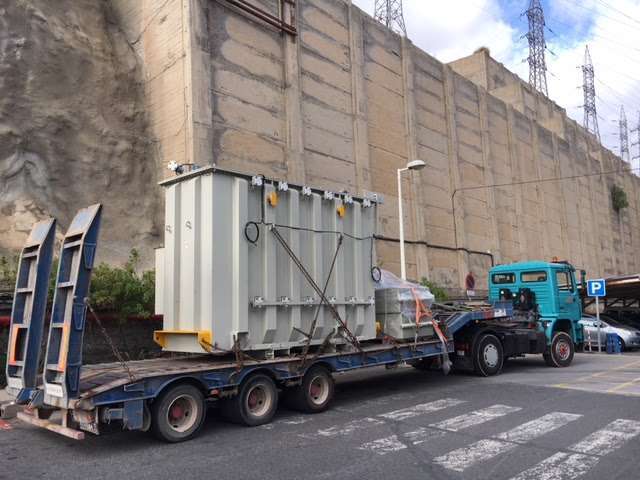 El transformador llega en un camión a la central de Jinámar (Foto TA)