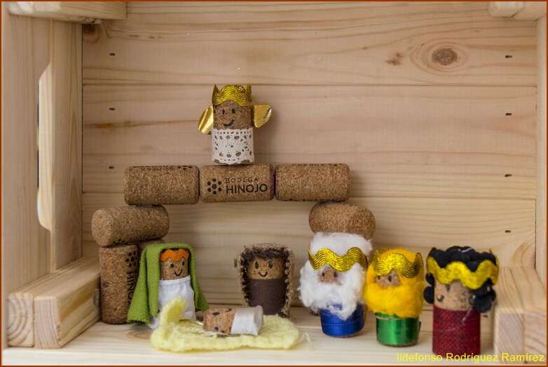 Portal de belén hecho con tapones de corcho (Foto Ildefonso Rodríguez)