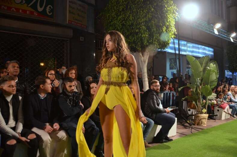 Una de las modelos que participaron anoche en la pasarela de moda (Foto Francisco Javier Santana)