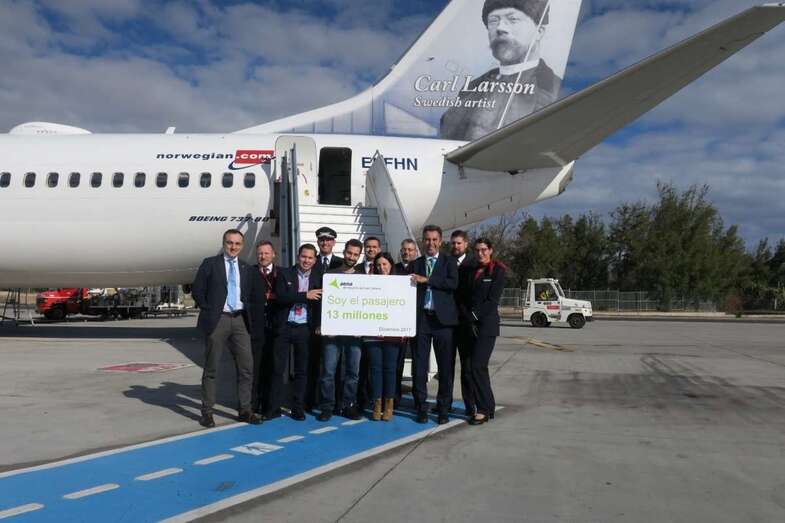 Imagen del recibimiento dispensado a la pasajera 13 millones del Aeropuerto de Gran Canaria (Foto TA)