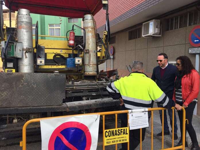 El concejal Eloy Santana visita las obras junto a una técnica del Ayuntamiento (Foto TA)