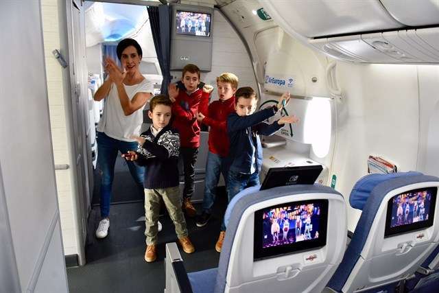 Pasajeros bailando en el avión de Air Europa (Foto TA)