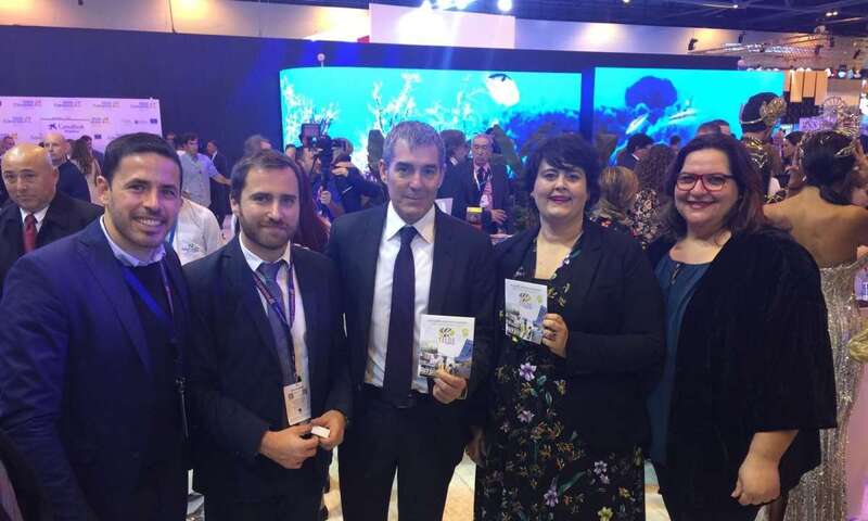 El presidente Fernando Clavijo y Celeste López posan con un folleto turístico de Telde, acompañados por Isaac Castellano y Héctor Suárez (Foto TA)