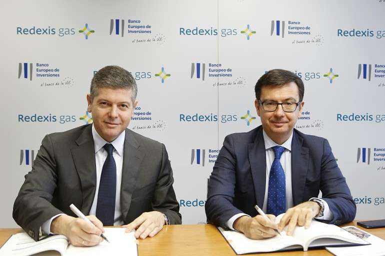 Momento de la firma del préstamo (Foto TA)