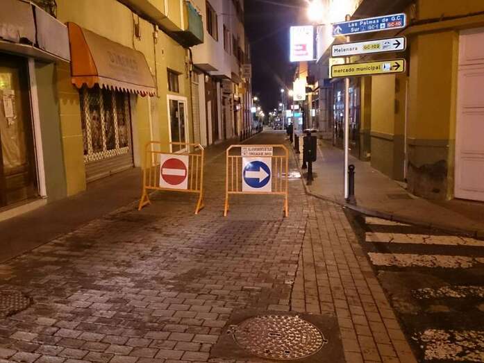 Calles desérticas en una noche fría y lluviosa en Los Llanos (Foto TA)