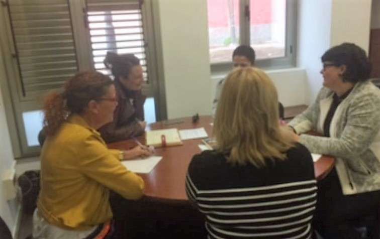 Reunión de la concejala, técnicos municipales y representantes del colectivo empresarial (Foto TA)